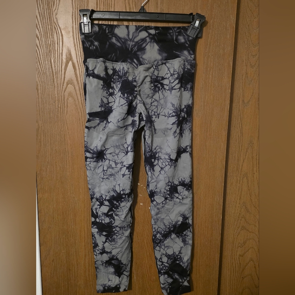 Tie-Dye Leggings in Black and Gray - Picture 2 of 2